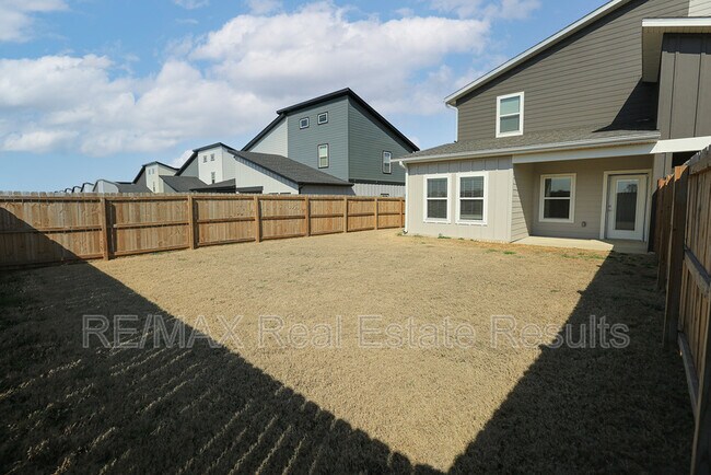 Building Photo - 1405 SW Poigai Wy