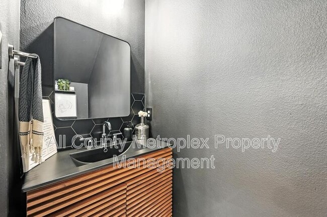 Building Photo - 7513 Laburnam Rd