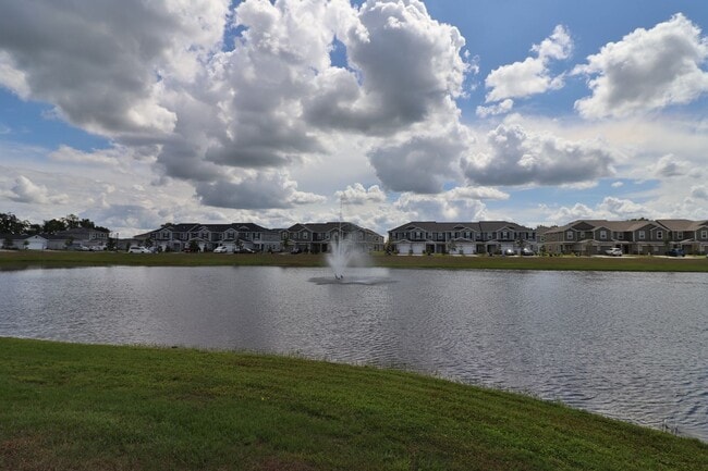 Building Photo - 3/2.5/1 Town Home with community pool!
