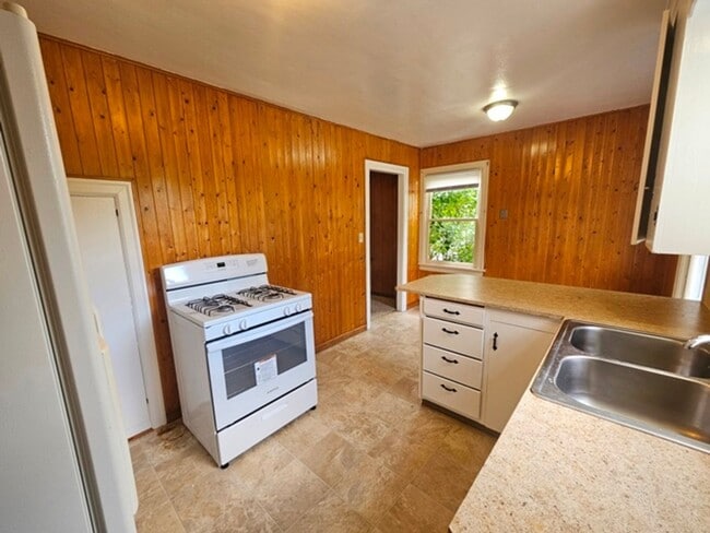 Building Photo - 4Bd/2Ba Two Story House-For Viewing!