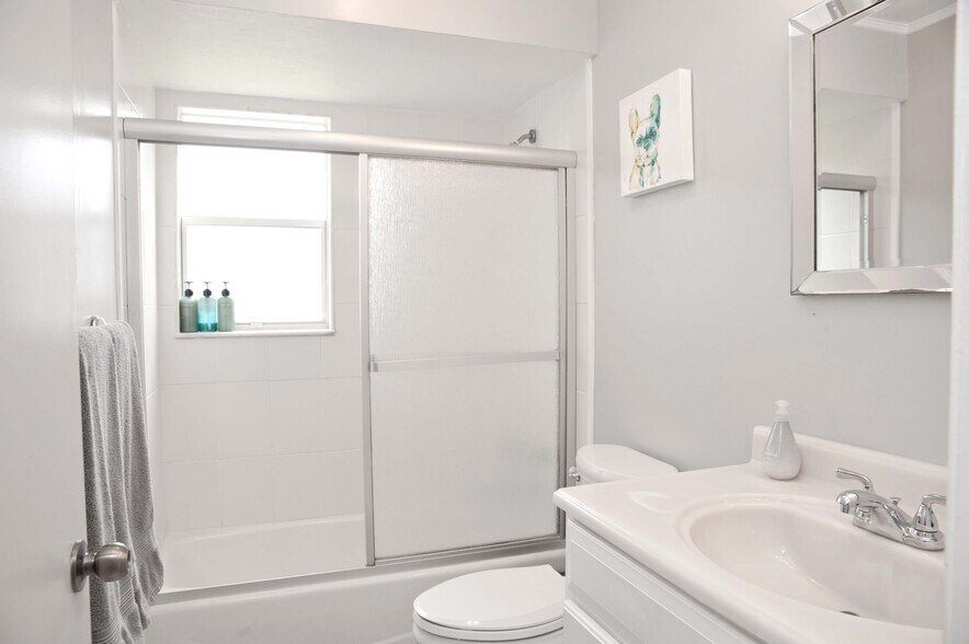 Building Photo - 722 SE Thanksgiving Ave