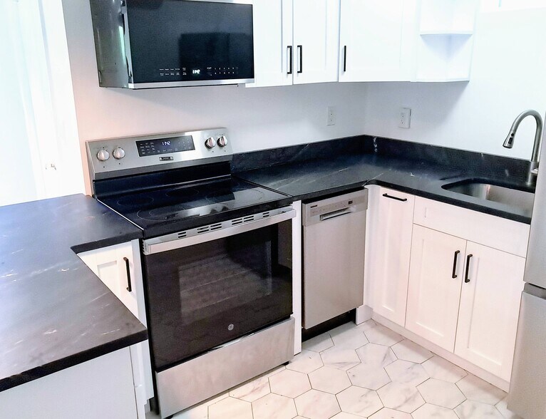 Kitchen with dishwasher, microwave, fridge and range/oven - 9918 Tenbrook Dr