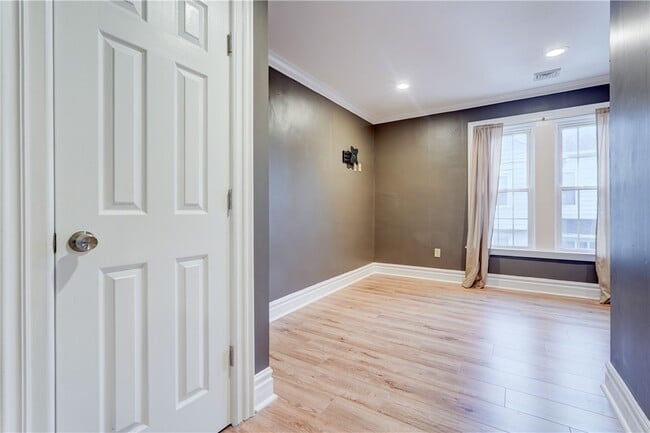 Building Photo - 450 S Main St