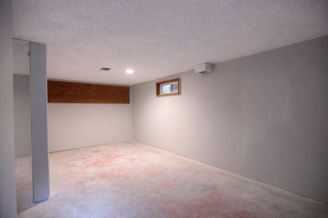 Building Photo - 309 W McLoughlin Blvd