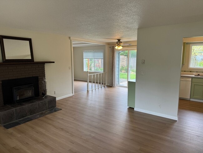 Building Photo - Discover this well-maintained 3-bedroom, 2-bath home in Eugene, OR.