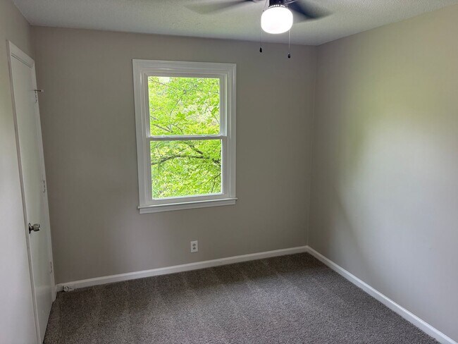 Building Photo - 3 bed 1 bath unit in duplex