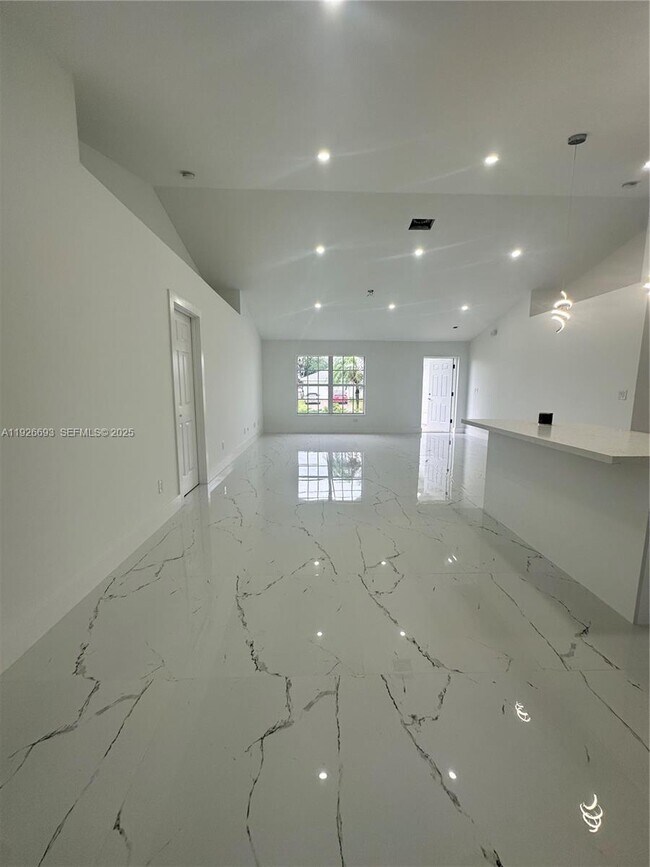 Building Photo - 1716 NE 6th Pl