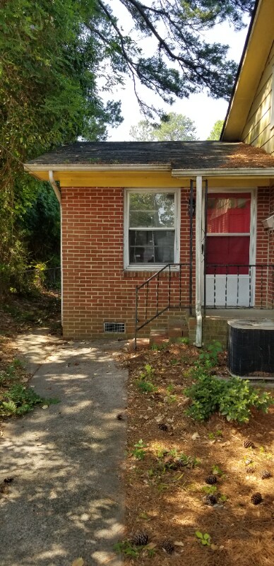 Building Photo - 705 E Washington Ave