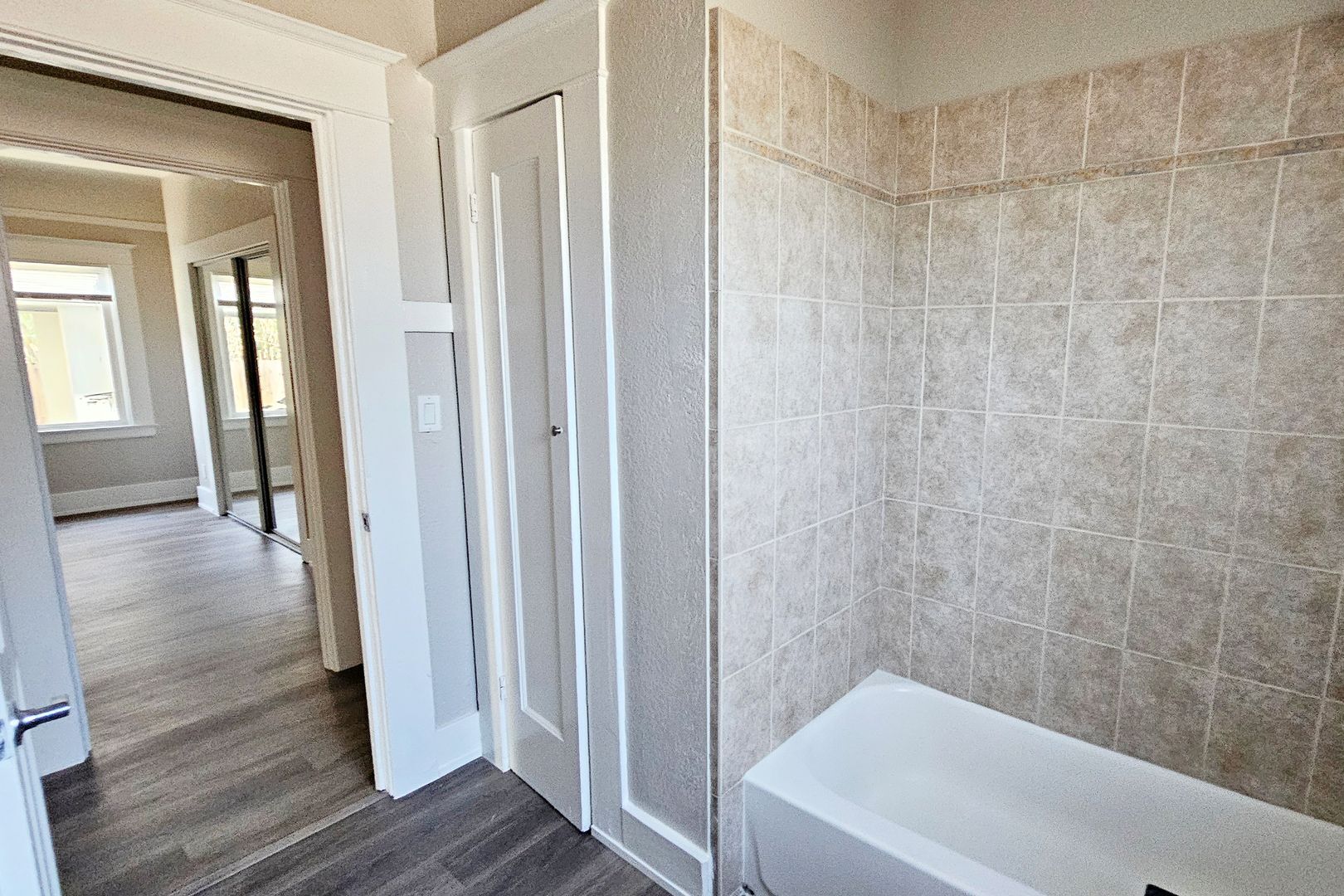 Building Photo - 342 W 10th St