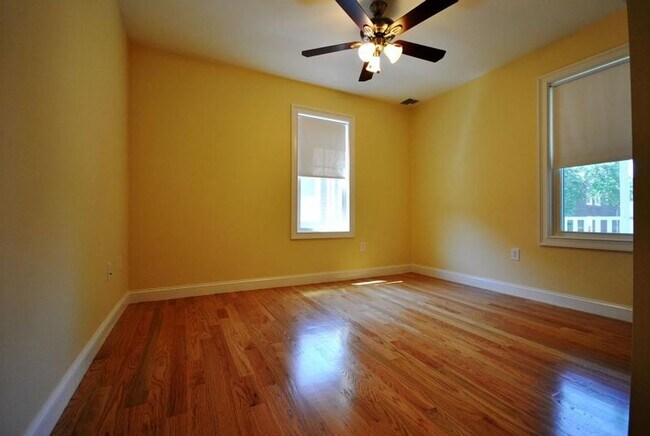 Building Photo - Oak Sq. Brighton 3-bed with Parking