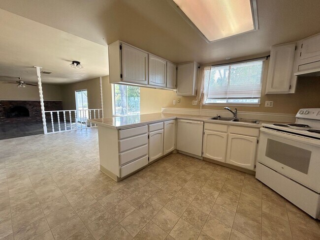 Building Photo - Corner Lot Home w/ Giant Yards, Covered Patio & Minutes to Boise Spectrum Center!