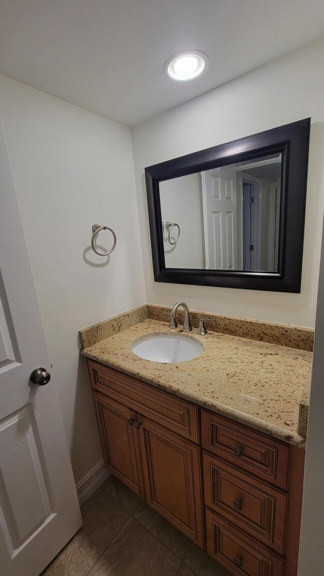 Building Photo - 606 6th Ln