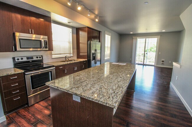 Building Photo - 2bed/2bath Lake Boren Townhome with greenbelt and lake views! Prime Newcastle Location.