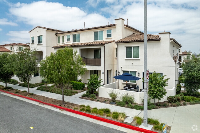 Building Photo - Candlewood Villas