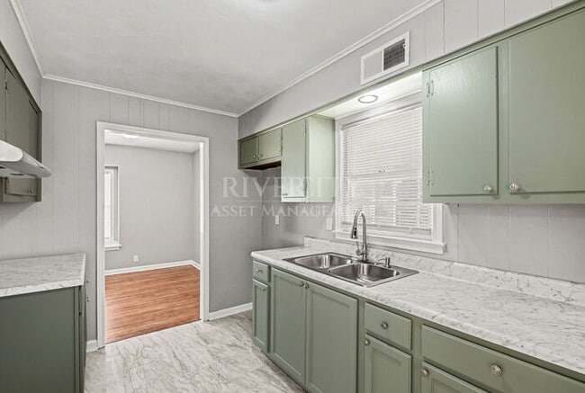 Building Photo - A MUST SEE LOCATED IN A BEAUTIFUL PART OF THE CITY!!!!!! SECTION 8 WELCOMED!!