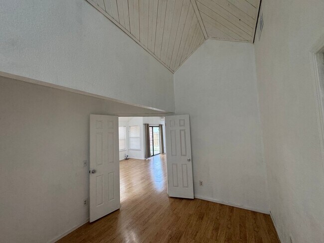 Building Photo - 3 bedroom, 2 bath 2 car garage home for re...