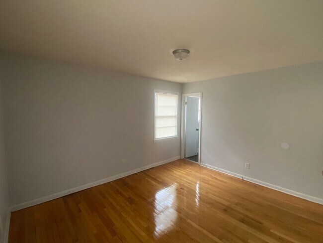 Building Photo - 221 Ramblewood Dr