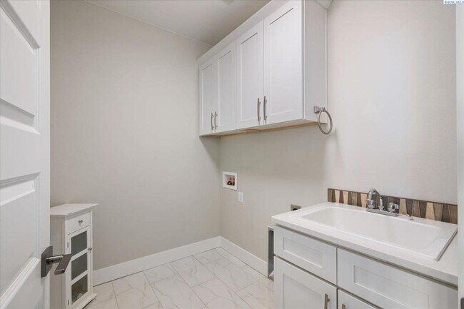 Building Photo - Stunning 5 Bedroom 4 Bath w/Daylight Basement West Richland!!!