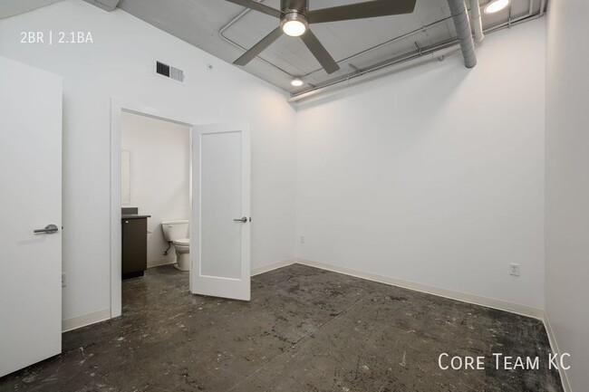 Building Photo - Large Loft in Midtown!