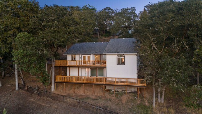 Building Photo - 4 bedroom 2.5 bathroom home with Panoramic views!