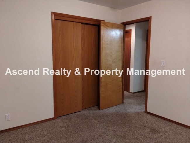 Building Photo - Ranch in Quiet Neighborhood with Fenced Ya...