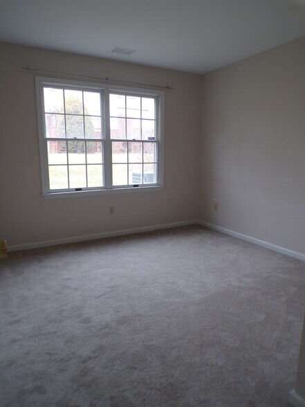 Building Photo - 302 Windsor Pl