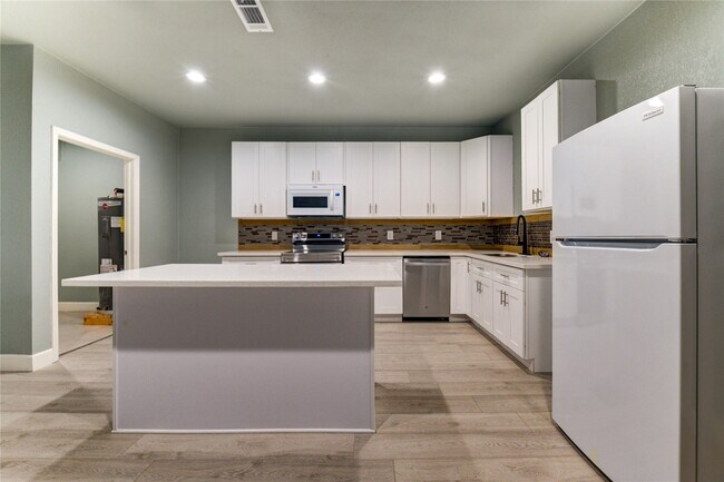 Building Photo - 4323 Continental Dr