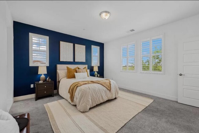 Building Photo - Dream Home Alert: 5 Bedrooms of Pure Comfo...