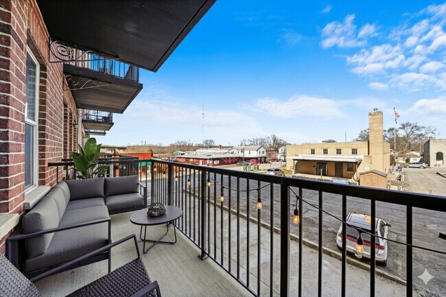 Building Photo - 348 River St