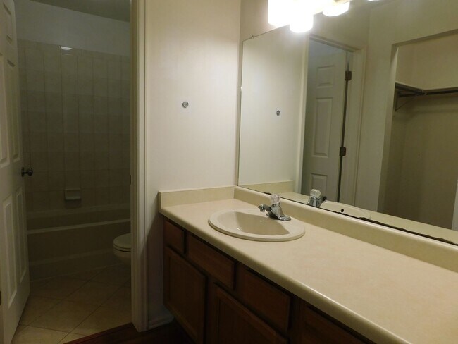 Building Photo - Spacious Home in Fruitvale