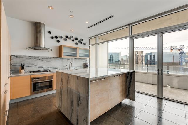 Building Photo - 2430 Victory Park Ln