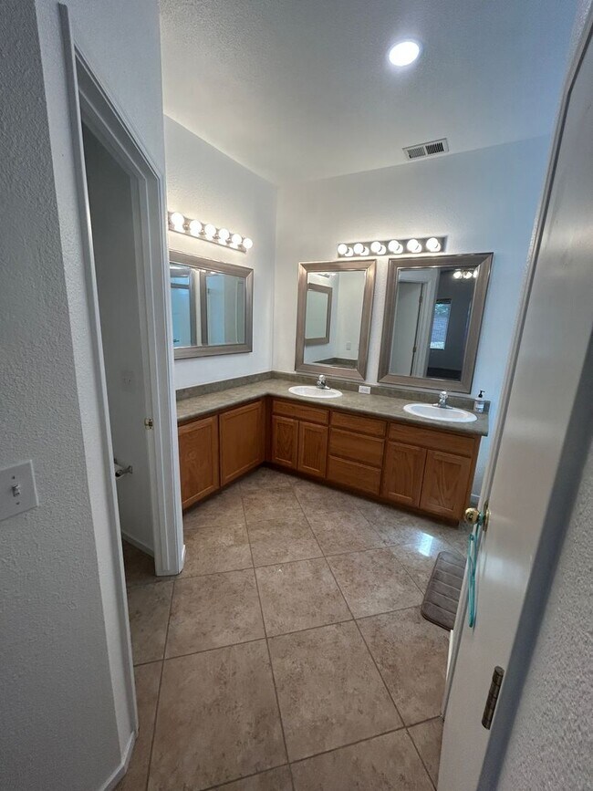 Building Photo - Great location on this split floorplan 3 b...