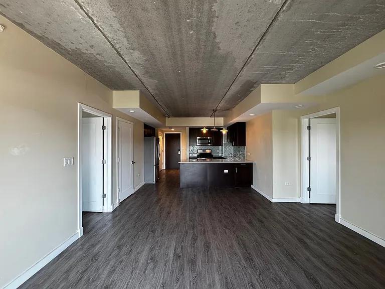 Building Photo - 1323 W Morse Ave