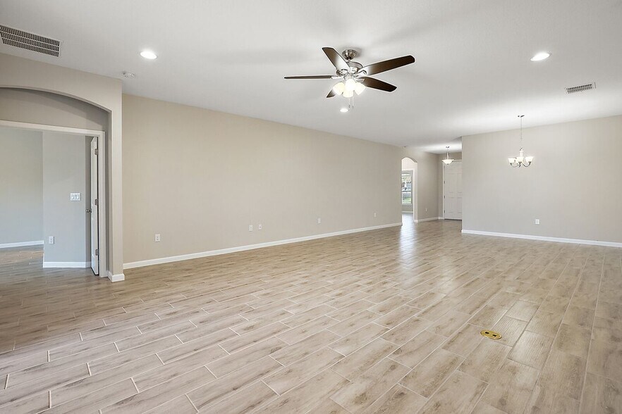 Building Photo - 615 Avila Pl