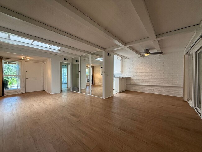 Building Photo - Large and bright condo in the Grossmont Vi...