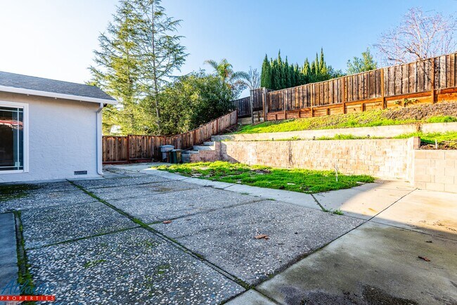 Building Photo - Beautiful & Spacious Home | LVP Flooring |...