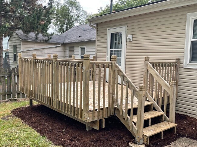 Building Photo - 327 Fairlawn Dr