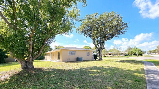 Building Photo - Charming Corner Lot Home in Deland- Near T...