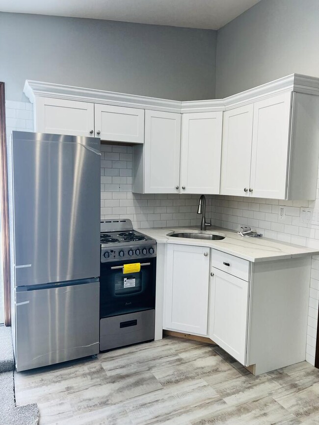 New kitchen stainless appliances and quartz counter tops - 171 Sherry St