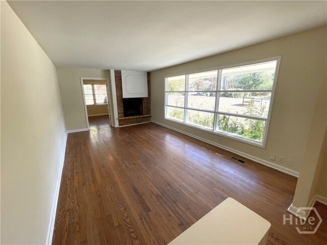 Building Photo - 160 Pineview Dr