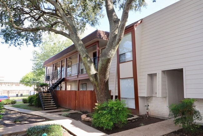Building Photo - 5929 Queensloch Dr