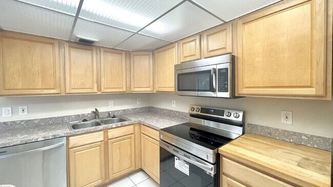 Building Photo - 501 Sandtree Dr