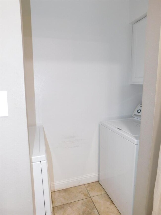 Building Photo - 1604 Summer Creek Ct