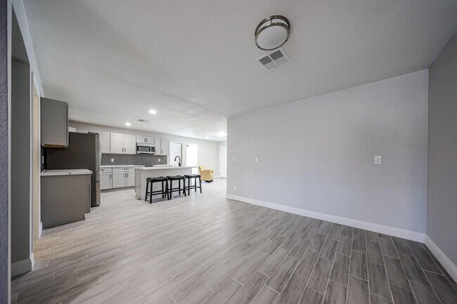 Building Photo - 11207 S Iroquois Dr