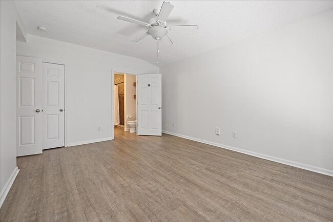 Building Photo - Great Jax Beach Location!