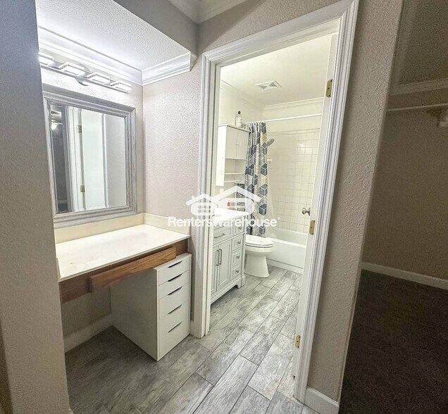 Building Photo - 1505 N Center St