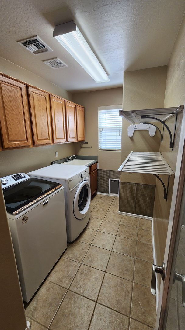 Building Photo - 4 Bedroom Home in the Sun Grooves Communit...