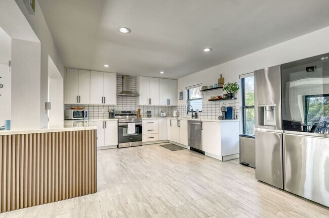 Building Photo - 106 Playmore Dr