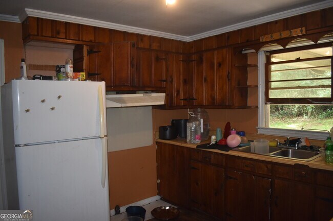 Building Photo - 1387 Dewey St