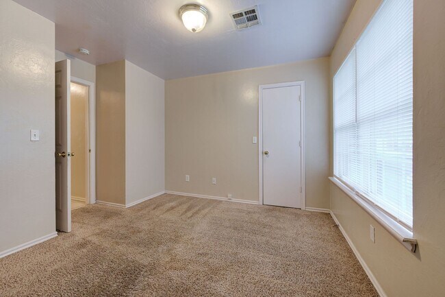 Building Photo - Gorgeous 3 bed 2 bath in Norman!